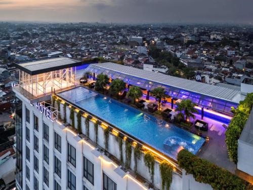 an overhead view of a building with a swimming pool at Mercure Bandung City Centre in Bandung