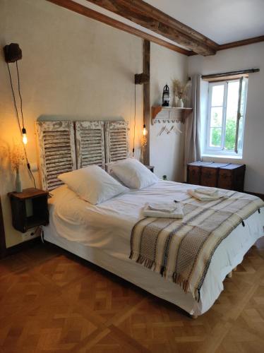 une chambre avec un grand lit blanc dans une pièce dans l'établissement La Cour Souveraine - Chambre d'hôtes La Péninsule, à Mosles