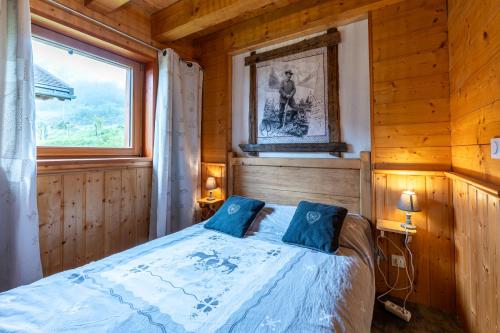 a bedroom with a bed in a wooden cabin at Chalet Les Skieurs in Notre-Dame-du-Pré
