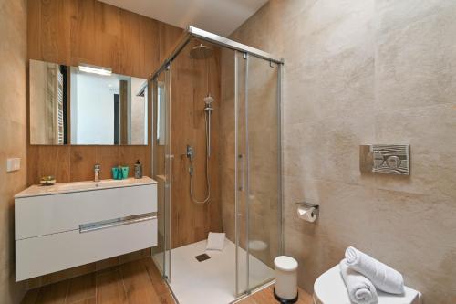 Phòng tắm tại Villa Bali by Marhen Homes