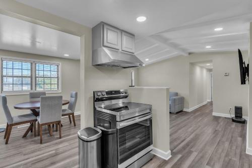 Dapur atau dapur kecil di Peaceful Pet Friendly Chesapeake Escape home