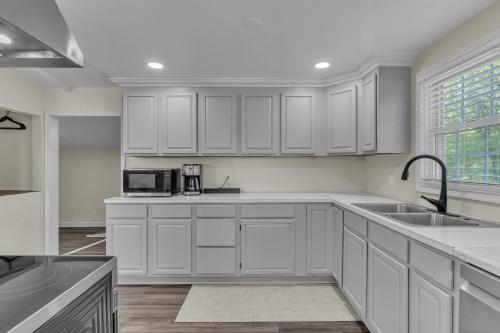 Dapur atau dapur kecil di Peaceful Pet Friendly Chesapeake Escape home