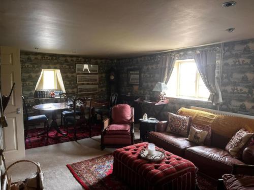 a living room with a couch and a table at Stunning 2 bed Flat Near Belvoir Castle in Croxton Kerrial