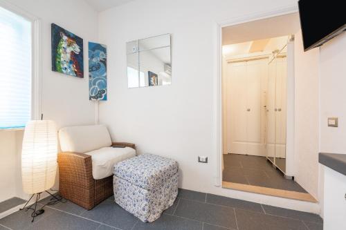 a living room with a chair and a mirror at Casa Nora in Calasetta