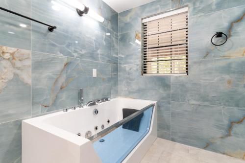 Bilik mandi di Peaceful Pet Friendly Chesapeake Escape home