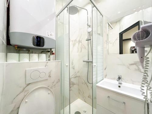 une salle de bain avec une douche, des toilettes et un lavabo dans l'établissement 160 - Urban Fashion Week Paris Vuitton, à Paris