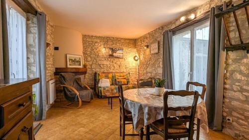 a dining room with a table and chairs in a room at Gite de charme au cœur de la Brenne in Paulnay