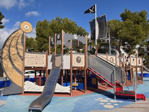 Ο χώρος παιχνιδιού για παιδιά στο Roc Portonova Apartaments