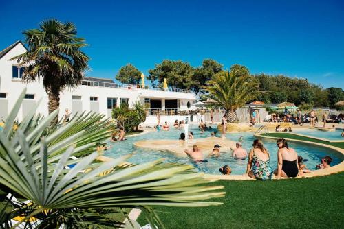 een groep mensen in een zwembad bij Camping 5 étoiles - Parc aquatique - eeiaid in Pénestin
