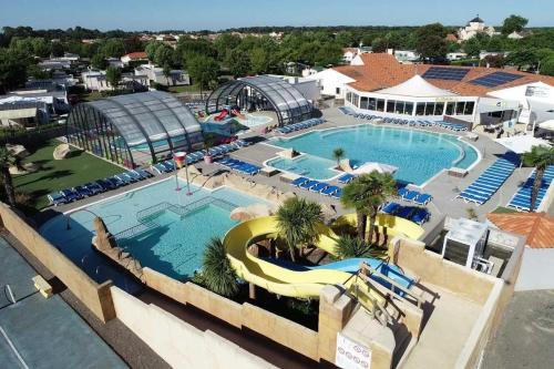 Bazén v ubytování Camping 5 étoiles - Parc aquatique - eeibdg nebo v jeho okolí