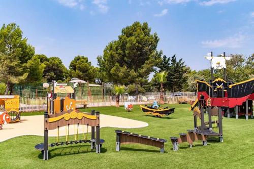 - un parc avec une aire de jeux avec 2 toboggans dans l'établissement Camping 4 étoiles - Parc aquatique - eeibgf, à Gruissan