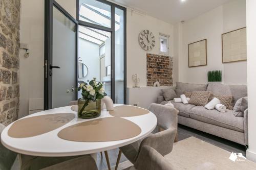 un salon avec une table et un canapé dans l'établissement MBA - Splendide Appartement - Proche Nation, à Paris
