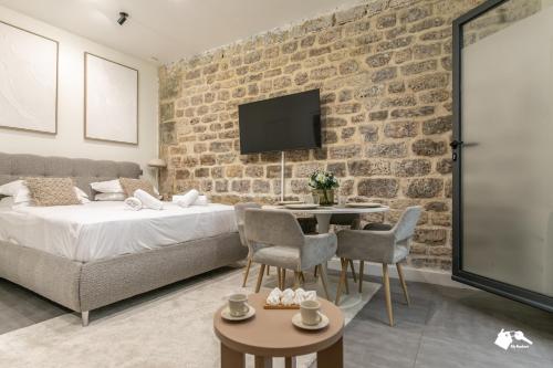 une chambre avec un lit et un mur de briques dans l'établissement MBA - Splendide Appartement - Proche Nation, à Paris