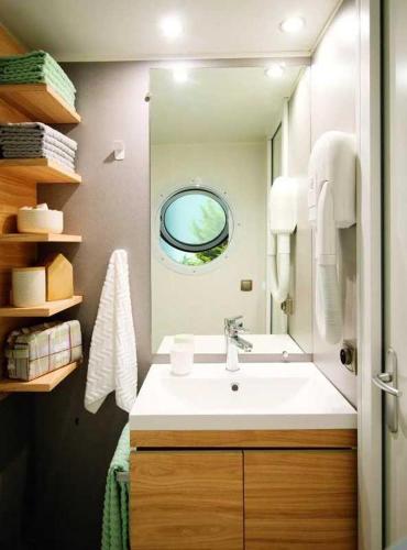 une salle de bain avec un lavabo et un miroir dans l'établissement Camping 4 étoiles - Piscine - eeieih, à Saint-Jean-de-Monts