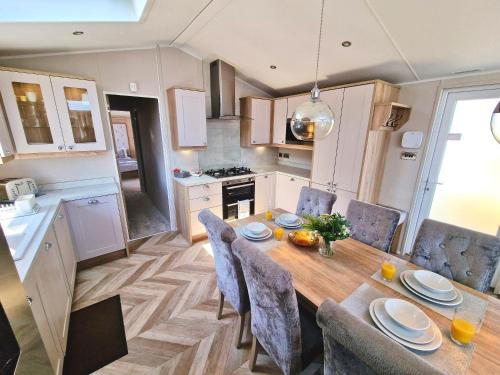 a kitchen and dining room with a table and chairs at Lula Lodge in Scarborough