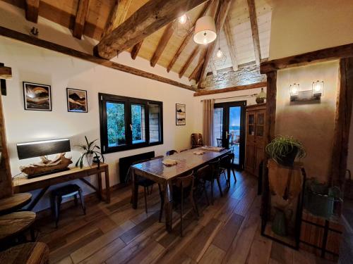 une salle à manger avec une table et des chaises en bois dans l'établissement Chalet Augustin, à Vaujany
