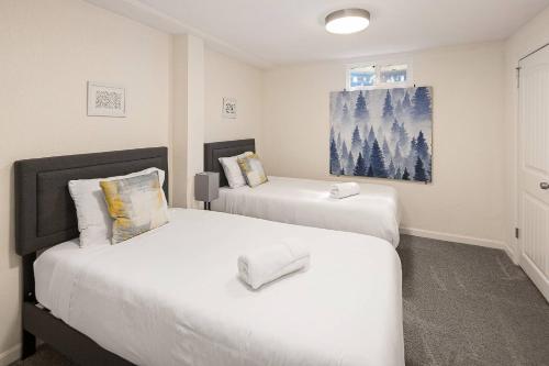 Ένα ή περισσότερα κρεβάτια σε δωμάτιο στο Family Retreat! By Denver + Hot Tub, Sleeps 10!