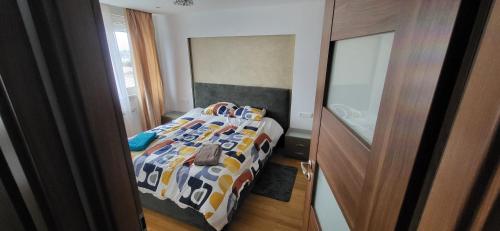 - une petite chambre avec un lit et une couette dans l'établissement Séjour cosy au cœur de Troyes, à Troyes