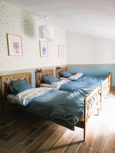 - 2 lits dans une pièce dans l'établissement Maison de caractère 170m2 coeur de village, à Saint-Montan