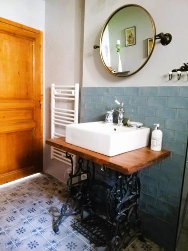 une salle de bain avec un lavabo blanc et un miroir dans l'établissement Maison de caractère 170m2 coeur de village, à Saint-Montan