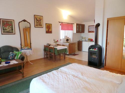 una camera con letto e un soggiorno con piano cottura di Apartments in Karlobag - Velebit Riviera 17083 a Karlobag (Carlopago)