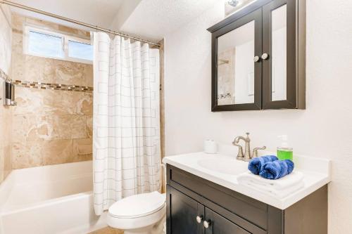 Ένα μπάνιο στο Family Retreat! By Denver + Hot Tub, Sleeps 10!