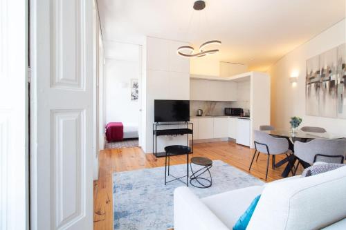 Bright Flat few steps to Aliados Av by LovelyStay