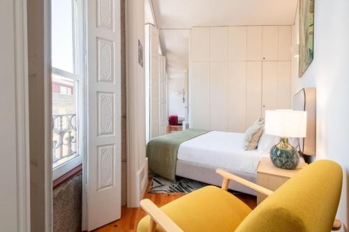 Bright Flat few steps to Aliados Av by LovelyStay