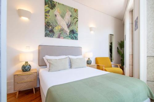 Bright Flat few steps to Aliados Av by LovelyStay