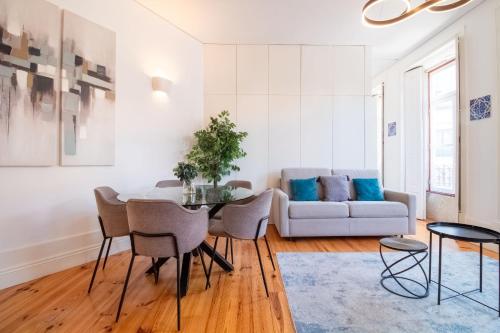 Bright Flat few steps to Aliados Av by LovelyStay