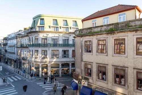 Bright Flat few steps to Aliados Av by LovelyStay