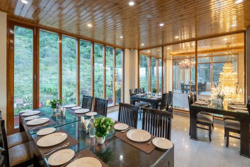 Un restaurante u otro lugar para comer en Moustache Select Manali