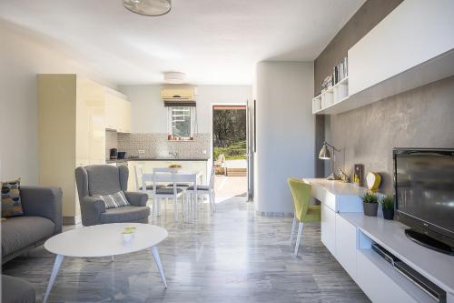 Η κουζίνα ή μικρή κουζίνα στο Pigi Paradise Residence