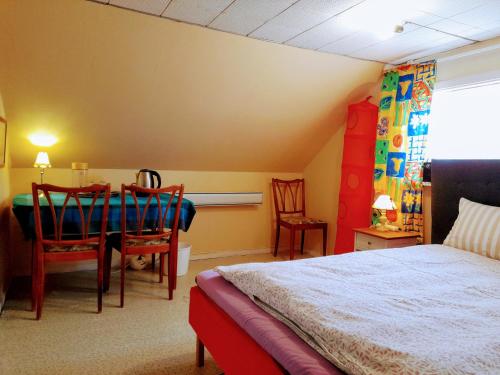 Postel nebo postele na pokoji v ubytování Small bedroom, outside toilet, shower kitchen, 120 m from Sandbach