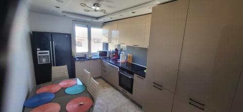 une cuisine avec une table et un comptoir dans l'établissement Séjour cosy au cœur de Troyes, à Troyes