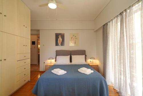 Family Flat for 4 next to the Flisvos Marina by Filos Inc