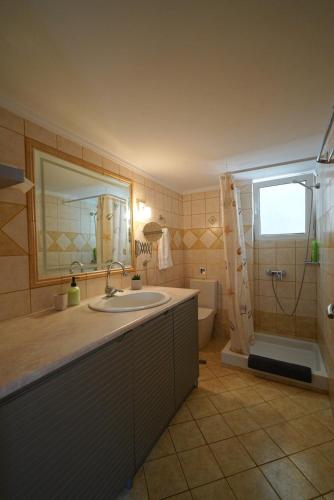 Family Flat for 4 next to the Flisvos Marina by Filos Inc