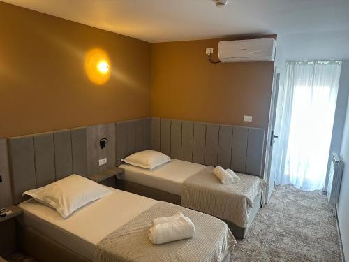 Postel nebo postele na pokoji v ubytování Grey Residence