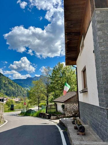 a building with a flag on the side of a road at Casa Salino in Salino