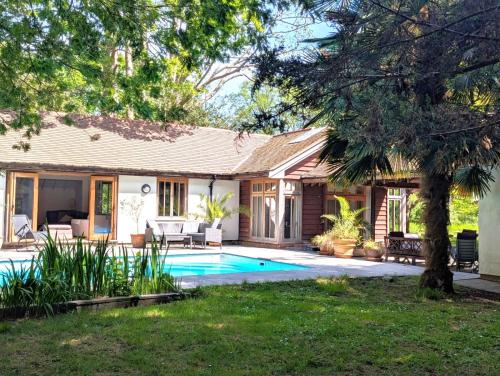 Swimmingpoolen hos eller tæt på Rural Cottage Retreat, Near Goodwood Festival of Speed, Dog Friendly with Shared Outdoor Pool, gardens & Tennis, Free Parking! Chichester Holiday Properties