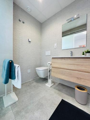 ein Badezimmer mit Badewanne, Toilette und Waschbecken in der Unterkunft Beleef Spanje new luxury apartment with sea view in Orihuela