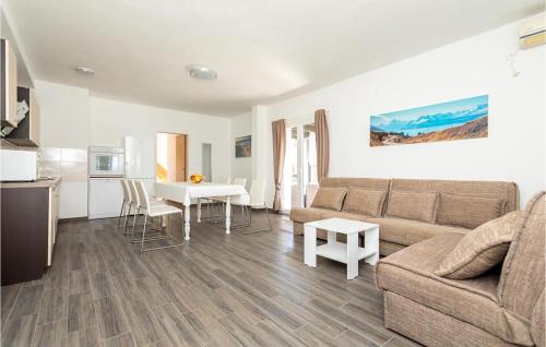 Η κουζίνα ή μικρή κουζίνα στο Stunning Home In Soline