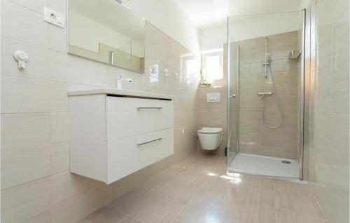Ένα μπάνιο στο Stunning Home In Soline