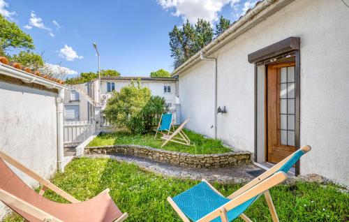 un cortile con due sedie e una casa di Stunning Home In Meschers-Sur-Gironde a Meschers-sur-Gironde