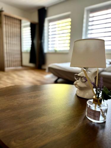 a lamp sitting on top of a wooden table at Moderne Wohnung bei BASF in Hörlitz