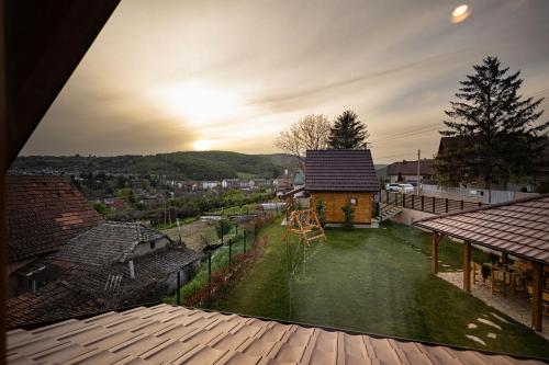 a view of a backyard with a house and a yard at Brvnare Bor i Jela in Vrdnik