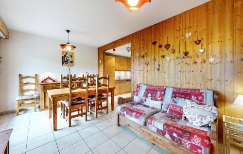 un salon avec un canapé et une table dans l'établissement Gorgeous Apartment In Gérardmer, à Gérardmer