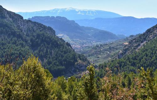a view of a valley with a snow covered mountain at Maison Vue Panoramique in Plaisians
