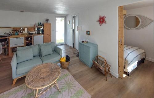un salon avec un canapé et une table dans l'établissement 1 Bedroom Cozy Home In L'épine, à LʼÉpine