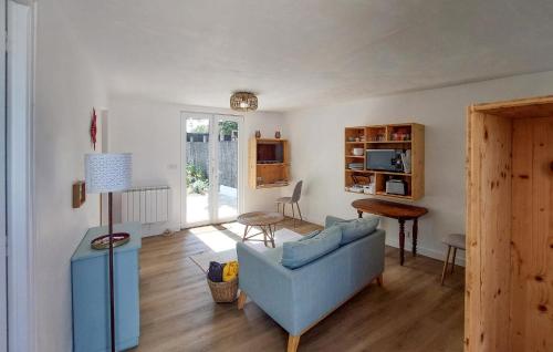 Χώρος καθιστικού στο 1 Bedroom Cozy Home In L'épine
